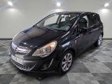 la photo d'une voiture noire garée dans un garage