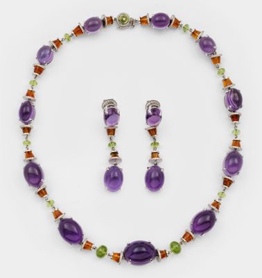 un ensemble composé d'un collier et de boucles d'oreilles avec de l'améthorate, du péridot et du péridot