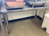 une machine posée sur une table dans une pièce
