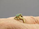 une image montrant un gros plan de la main d'une personne portant une bague