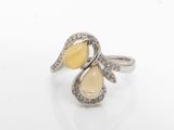 un gros plan d'une bague ornée de deux pierres jaunes en forme de larme