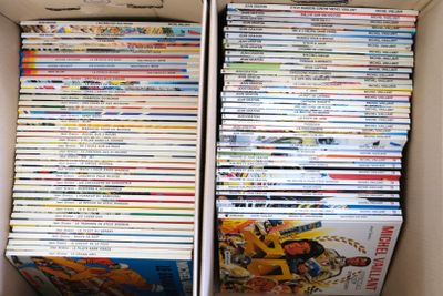 deux boîtes remplies de DVD pour enfants dans le même carton