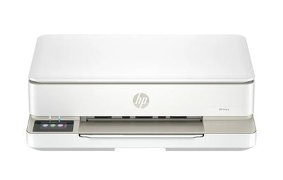 L'imprimante HP Deskjet est posée sur une surface blanche