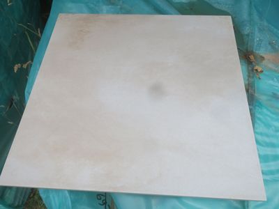 un gros plan sur un morceau de marbre blanc posé sur un drap bleu