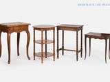 trois tables et une table avec une étagère de chaque côté