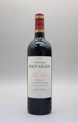 la bouteille de vin rouge est posée sur la table