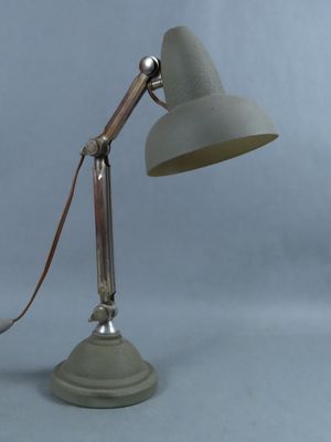 une lampe posée sur une table