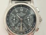 une montre posée sur un bracelet en cuir noir