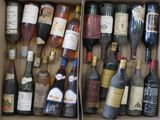 plusieurs bouteilles de vin dans une caisse sur la table
