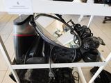 un miroir et une paire de chaussures posés sur une étagère