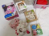 beaucoup de jouets sur la table