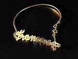 un bracelet en or avec le mot « person » gravé dessus