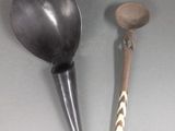 deux cuillères en bois et une cuillère en bois posées sur une table