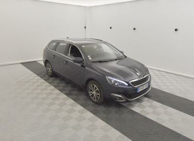la photo d'une voiture dans un garage au sol en damier