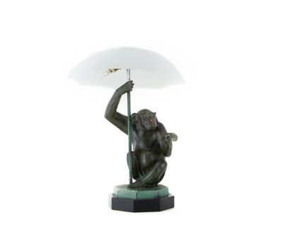 statue d'un singe tenant un parapluie sur fond blanc