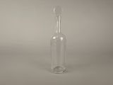 une bouteille en verre transparent munie d'un bouchon sur le dessus