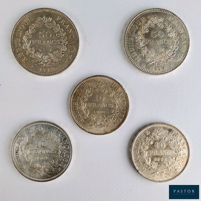 quatre types de pièces différents sont présentés sur une surface blanche