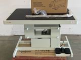 une image représentant une table sur laquelle se trouve une boîte