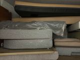 une pile de matelas posée sur une étagère dans une pièce
