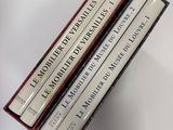 trois livres empilés sur une table