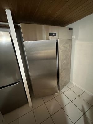 réfrigérateur et congélateur en acier inoxydable dans une cuisine au sol carrelé