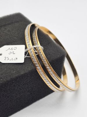 un gros plan sur deux bracelets « bang » munis d'une étiquette