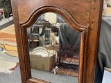 un miroir posé sur le sol à côté d'une chaise