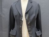 un gros plan sur un mannequin portant une veste à pois