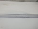 une pile de papiers posée sur une table blanche
