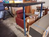 une chaise rouge posée au milieu d'une pièce remplie de cartons