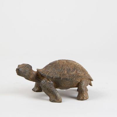 figurine représentant une tortue sur fond blanc