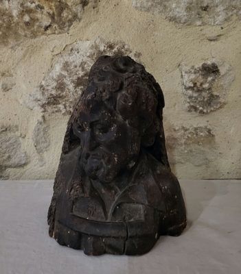 une statue représentant un homme avec un chien sur la tête