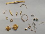 beaucoup de bijoux en or sur la table