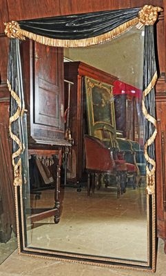 un grand miroir posé dans une pièce