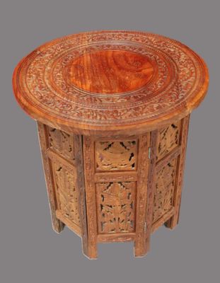 une photo d'une table en bois ornée de sculptures