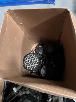 une boîte en carton contenant une paire de chaussures
