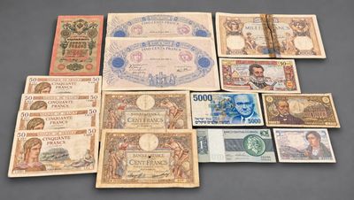 un tas de vieux billets de banque posés sur une table