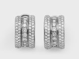 une paire de boucles d'oreilles créoles en diamant sur fond blanc
