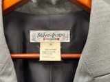 l'étiquette de la veste est clairement visible sur le cintre