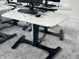 deux écrans d'ordinateur sur un bureau avec un clavier et une souris