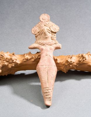 statue d'une femme tenant une branche de bois sur un fond gris