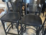 six tabourets de bar en métal noir dans une pièce où il y a beaucoup de chaises