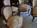 many chairs that are sitting in a room together