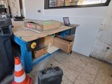 un établi sur lequel est posé un ordinateur portable