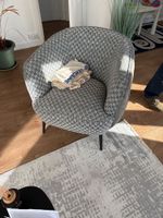 Canapé et fauteuil en tissu gris, table d’appoint en métal l… (photo 2)
