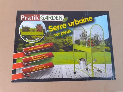 une photo d'une photo d'une terrasse sur laquelle se trouve une plante en pot