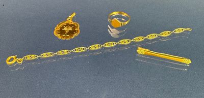 Ensemble composé d'un collier, d'un bracelet et d'une bague plaqués or jaune