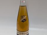une bouteille d'alcool posée sur une table
