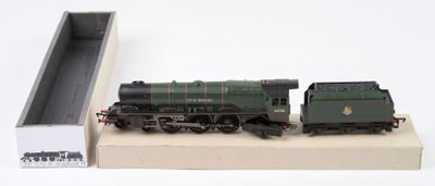 un train miniature posé sur une boîte