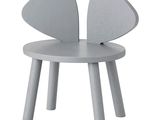 une chaise grise dotée de deux accoudoirs